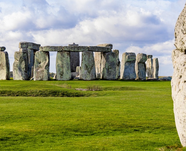 Det mystiske Stonehenge monument med dets karakteristiske stencirkel på Salisbury-sletten i Wiltshire, en ikonisk seværdighed på rejser til England