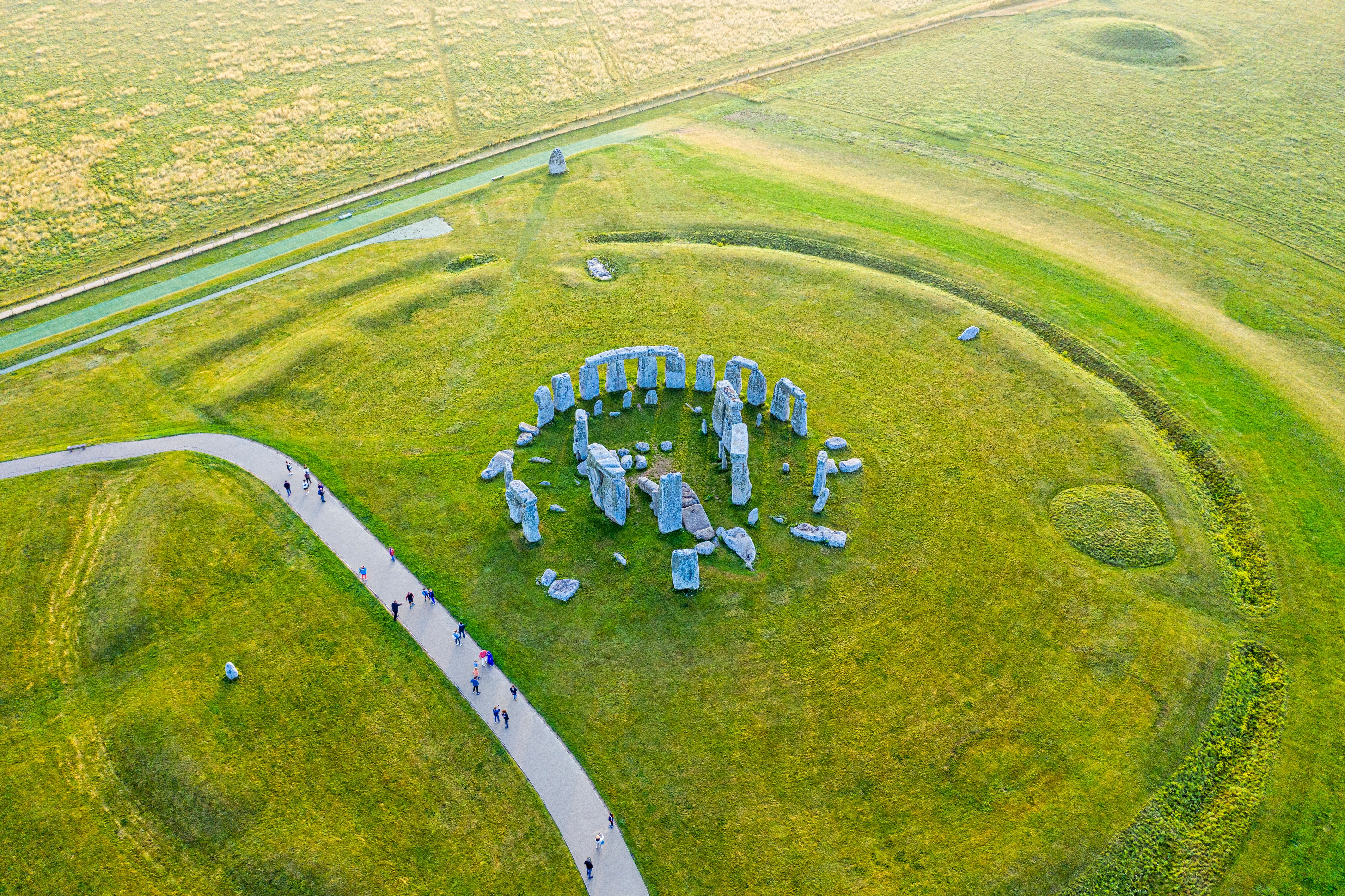 Luftfoto af det gamle Stonehenge stenkreds ved solnedgang på Salisbury Plain England