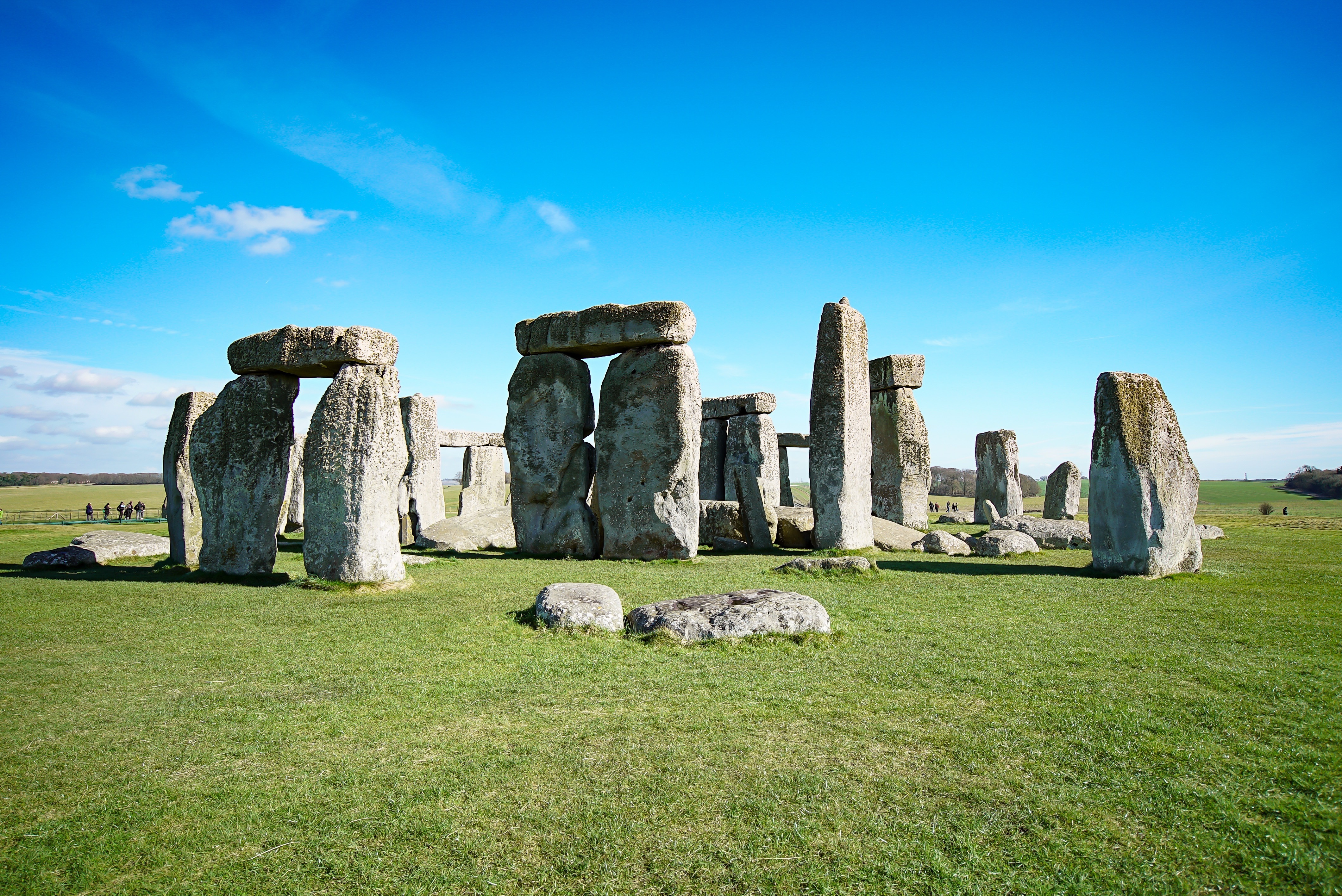 Det majestætiske Stonehenge monument på Salisbury-sletten i Wiltshire, England, med blå himmel