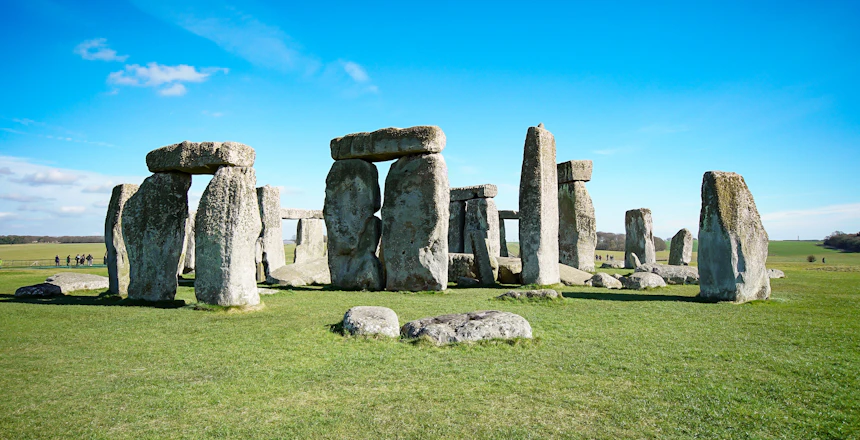 Det majestætiske Stonehenge monument på Salisbury-sletten i Wiltshire, England, med blå himmel