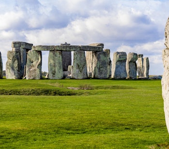 Det ikoniske Stonehenge monument fotograferet i morgenlys, en af Englands mest berømte forhistoriske seværdigheder i Wiltshire