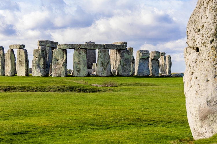 Det ikoniske Stonehenge monument fotograferet i morgenlys, en af Englands mest berømte forhistoriske seværdigheder i Wiltshire