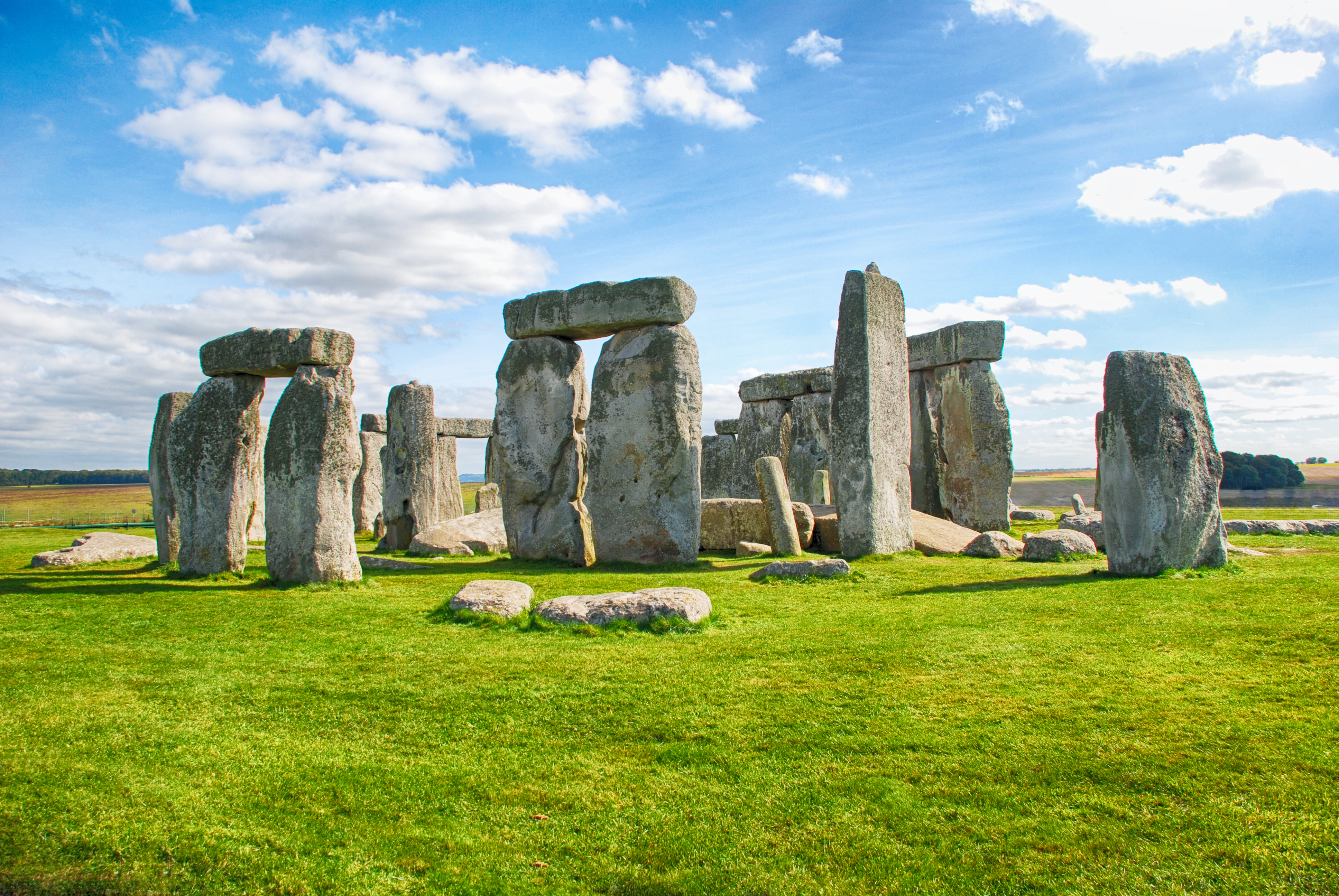 Det historiske Stonehenge monument under blå himmel i Wiltshire, England - en fascinerende UNESCO verdensarvs attraktion