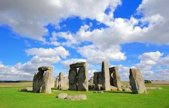 Det historiske Stonehenge monument med kæmpe stående sten under blå himmel nær Salisbury i England