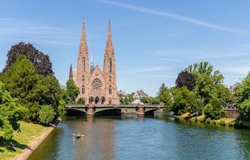 Idylliske farverige huse langs kanalen i Petite France kvarteret i Strasbourg, Alsace regionen i Frankrig
