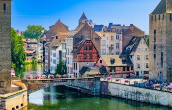 Historiske bindingsværkshuse langs kanalerne i Strasbourg med middelalderlige tårne