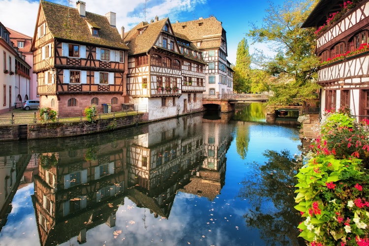 Farverige bindingsværkshuse langs kanalen i La Petite France kvarteret i Strasbourg, Alsace, Frankrig