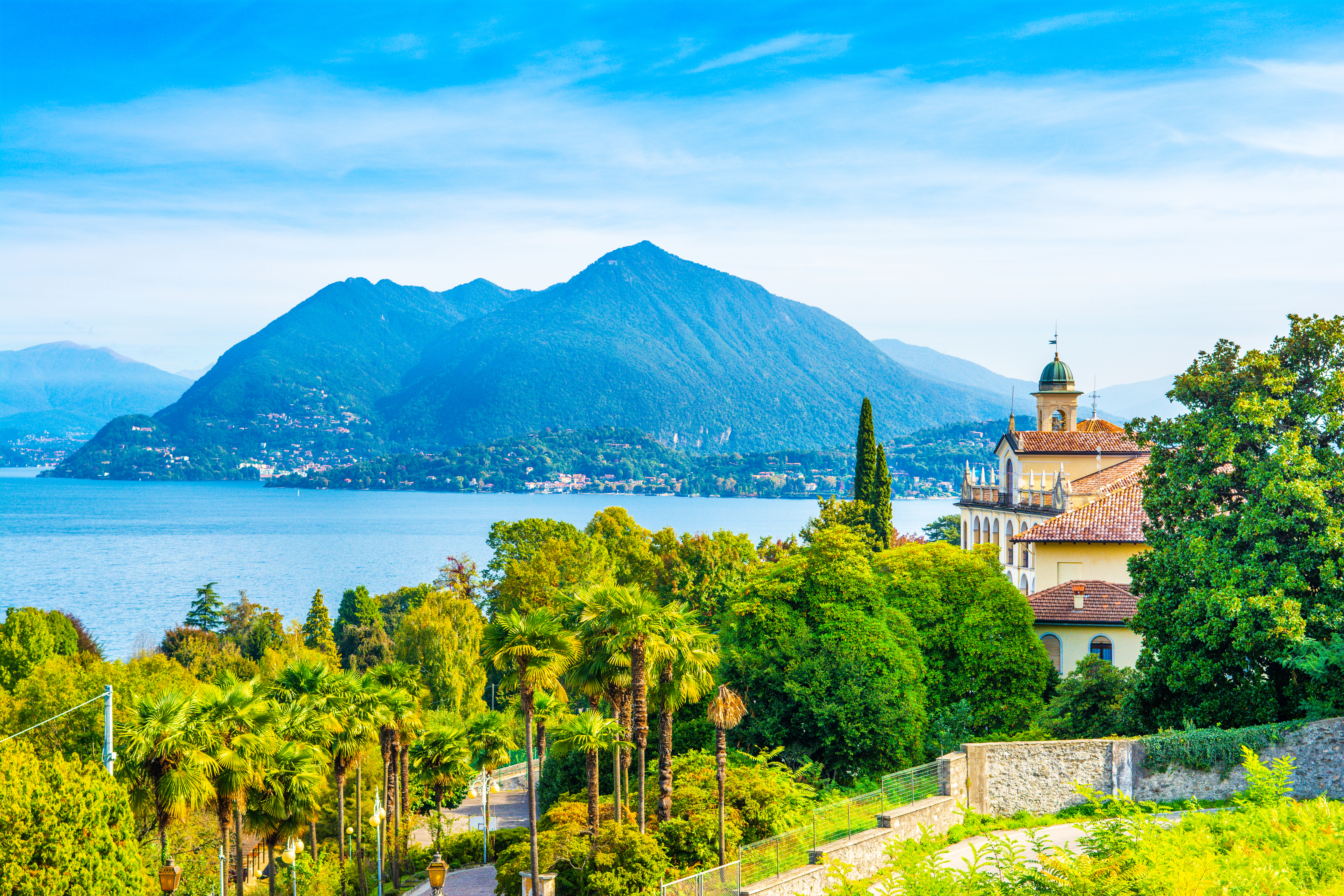 Malerisk udsigt over Stresa by ved Lago Maggiore med historiske bygninger og bjerglandskab i Piemonte, Norditalien