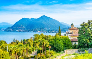Malerisk udsigt over Stresa by ved Lago Maggiore med historiske bygninger og bjerglandskab i Piemonte, Norditalien