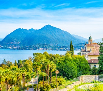 Malerisk udsigt over Stresa by ved Lago Maggiore med historiske bygninger og bjerglandskab i Piemonte, Norditalien
