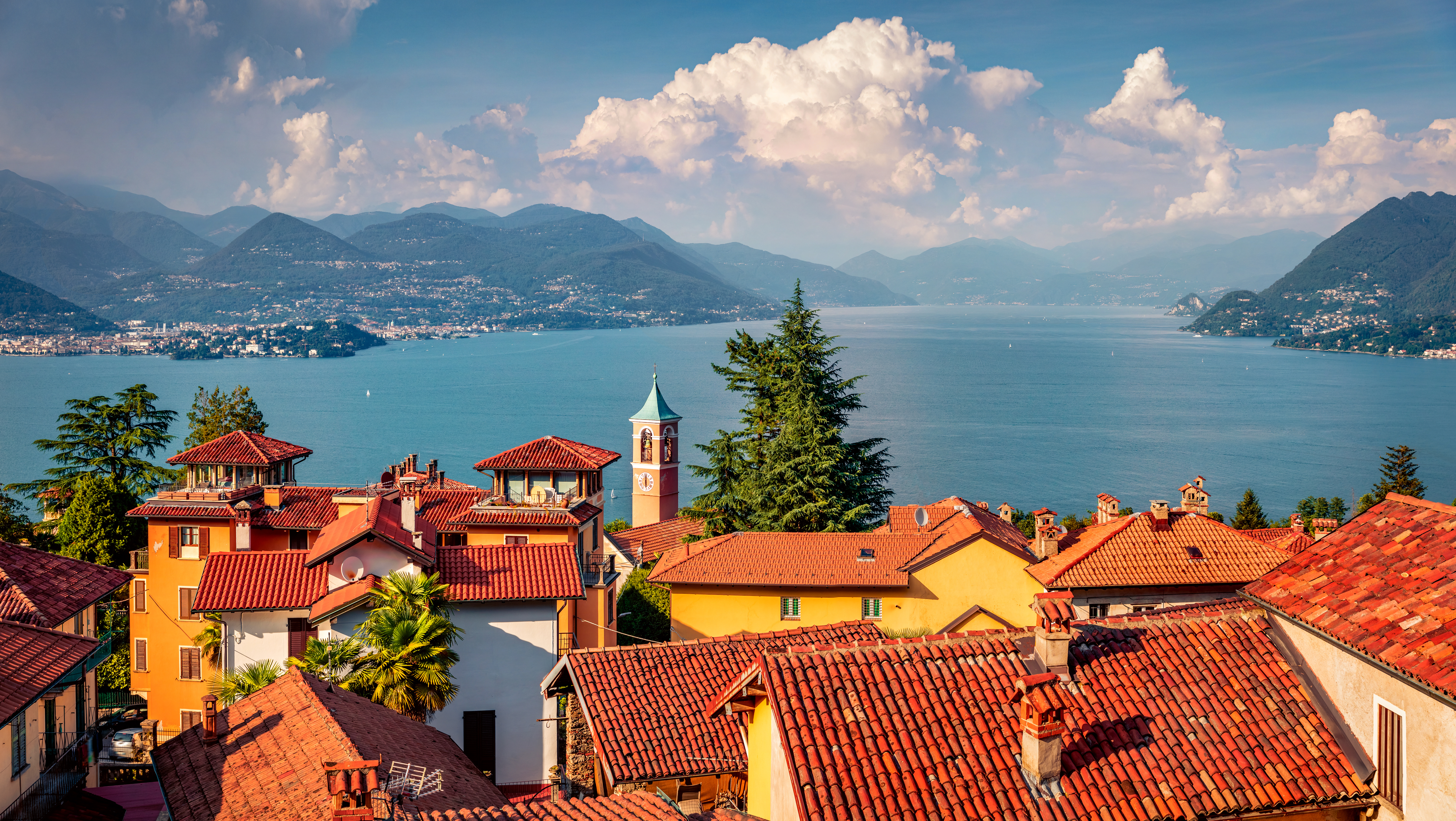 Smuk udsigt over Stresa by med røde tegltage og Lake Maggiore i Italien