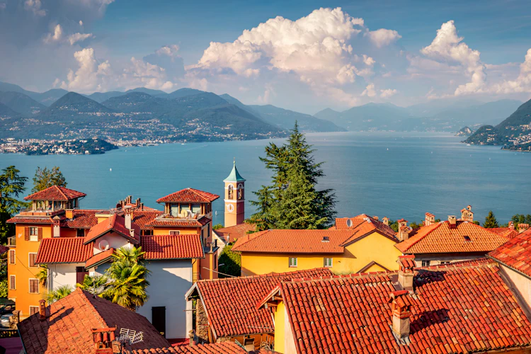 Smuk udsigt over Stresa by med røde tegltage og Lake Maggiore i Italien