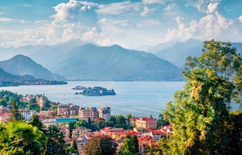 Betagende luftfoto af Stresa by ved Maggioresøen med de majestætiske alper i baggrunden, Italien
