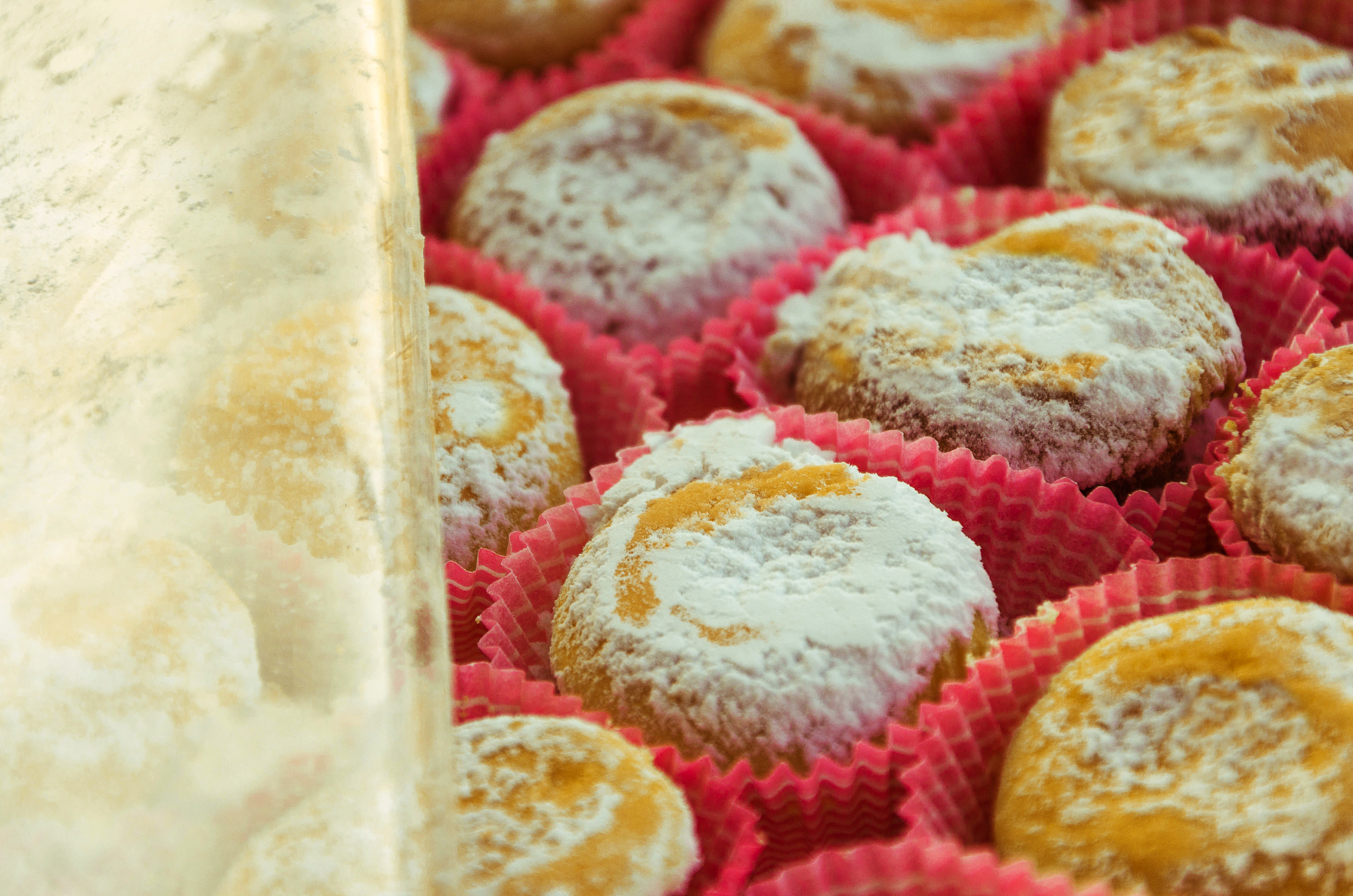 Traditionelle Margheritine-småkager fra Stresa ved Lago Maggiore, bestrøet med flormelis og serveret som lokal specialitet i Norditalien