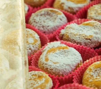 Traditionelle Margheritine-småkager fra Stresa ved Lago Maggiore, bestrøet med flormelis og serveret som lokal specialitet i Norditalien