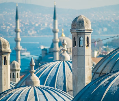 Den historiske Suleymaniye-moske i Istanbul med imponerende kupler og minareter mod blå himmel, et mesterværk af tyrkisk arkitektur og populær turistattraktion