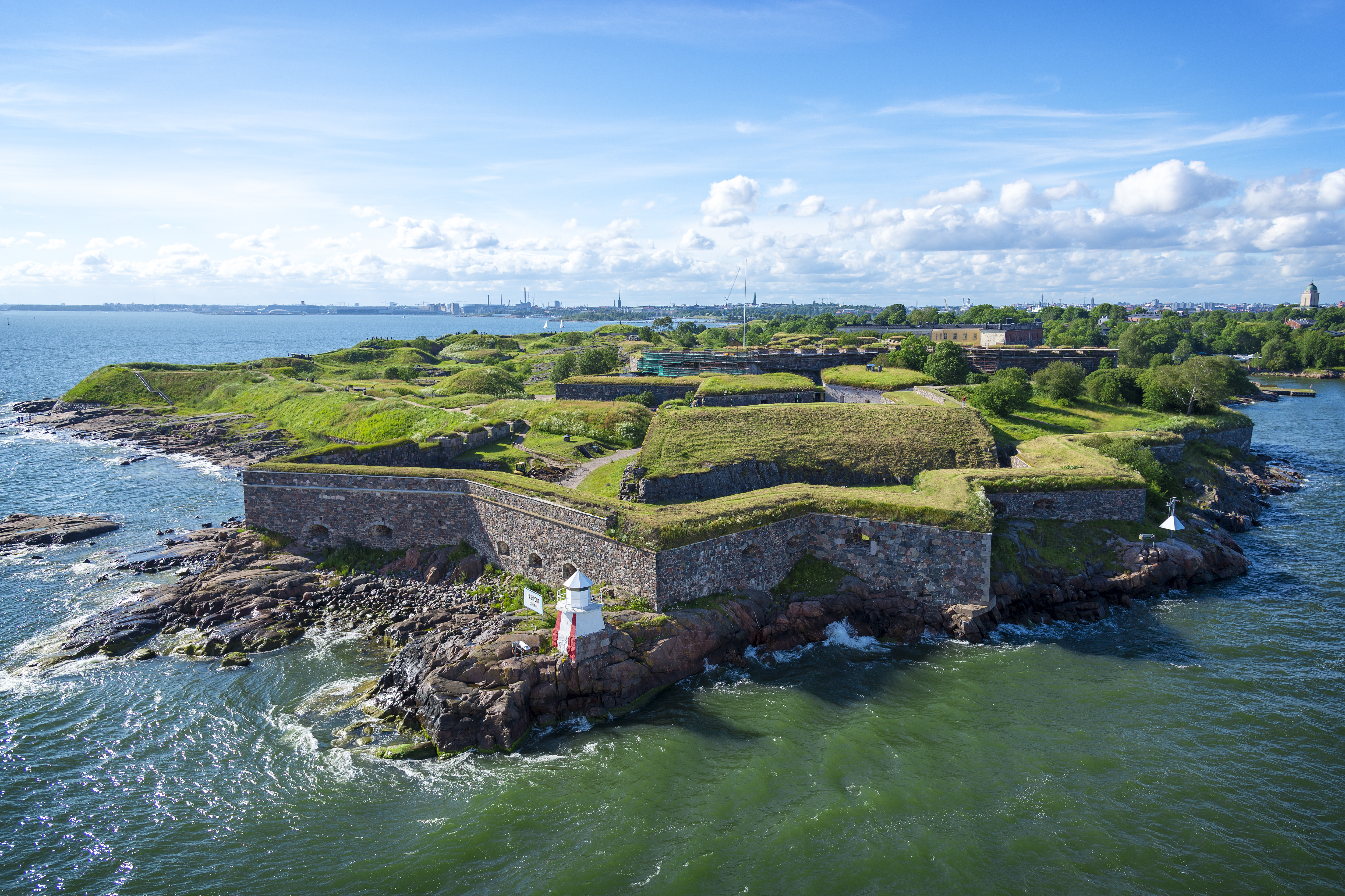 Suomenlinna fæstningsø med historiske stenmure og fyrtårn nær Helsinki, Finland