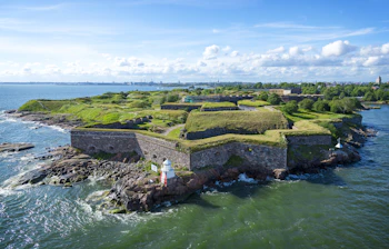 Suomenlinna fæstningsø med historiske stenmure og fyrtårn nær Helsinki, Finland