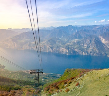 Svævebaneturen til Monte Baldo med betagende udsigt over Gardasøen og de grønne bjerge i Norditalien