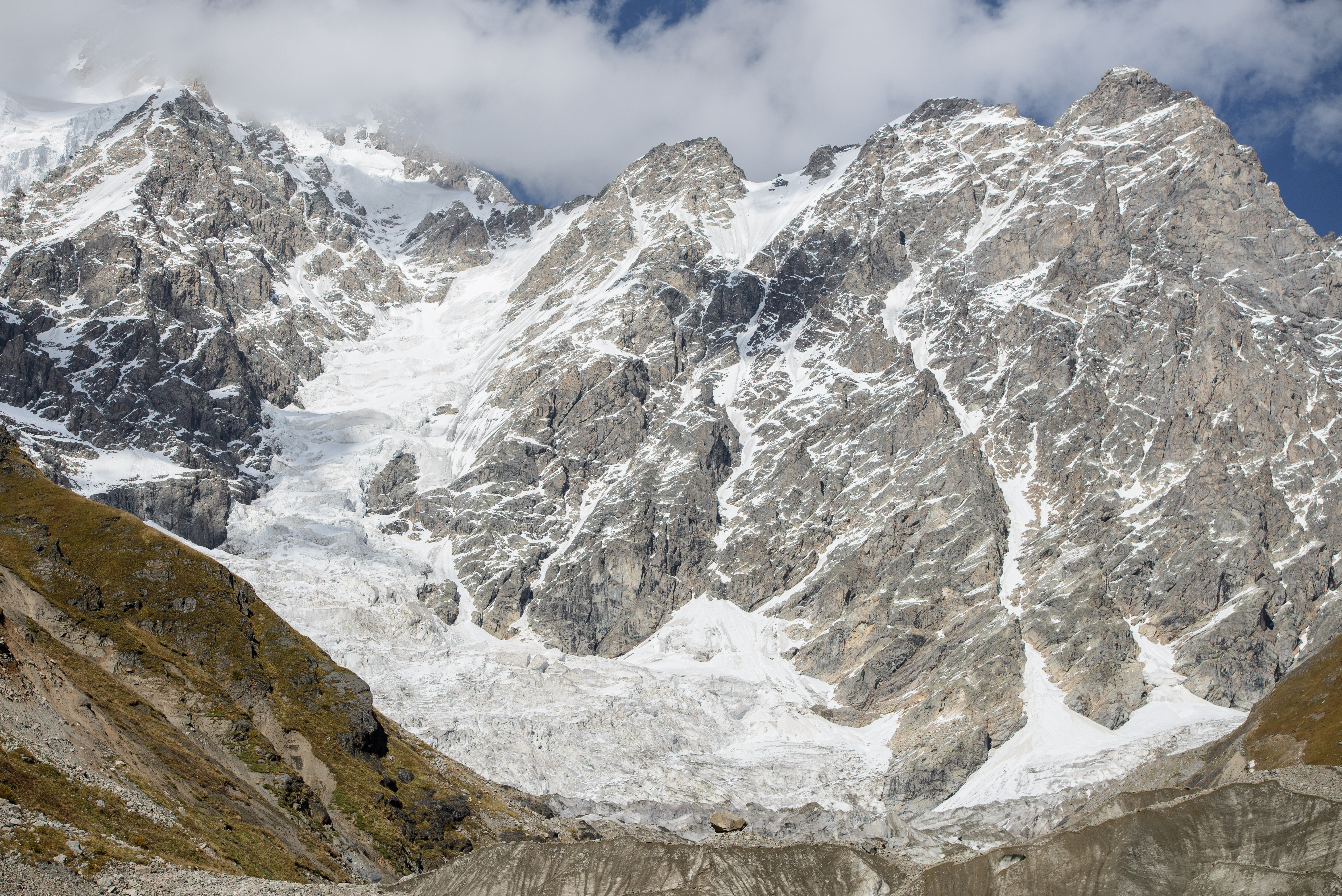 Betagende efterårslandskab i Svaneti-regionen i Georgien med sneklædte Kaukasus-bjerge, gyldne træer og klar blå himmel