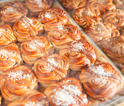 Traditionelle svenske kanelsnurrer med perlesukker udstillet i et bageri i Stockholm
