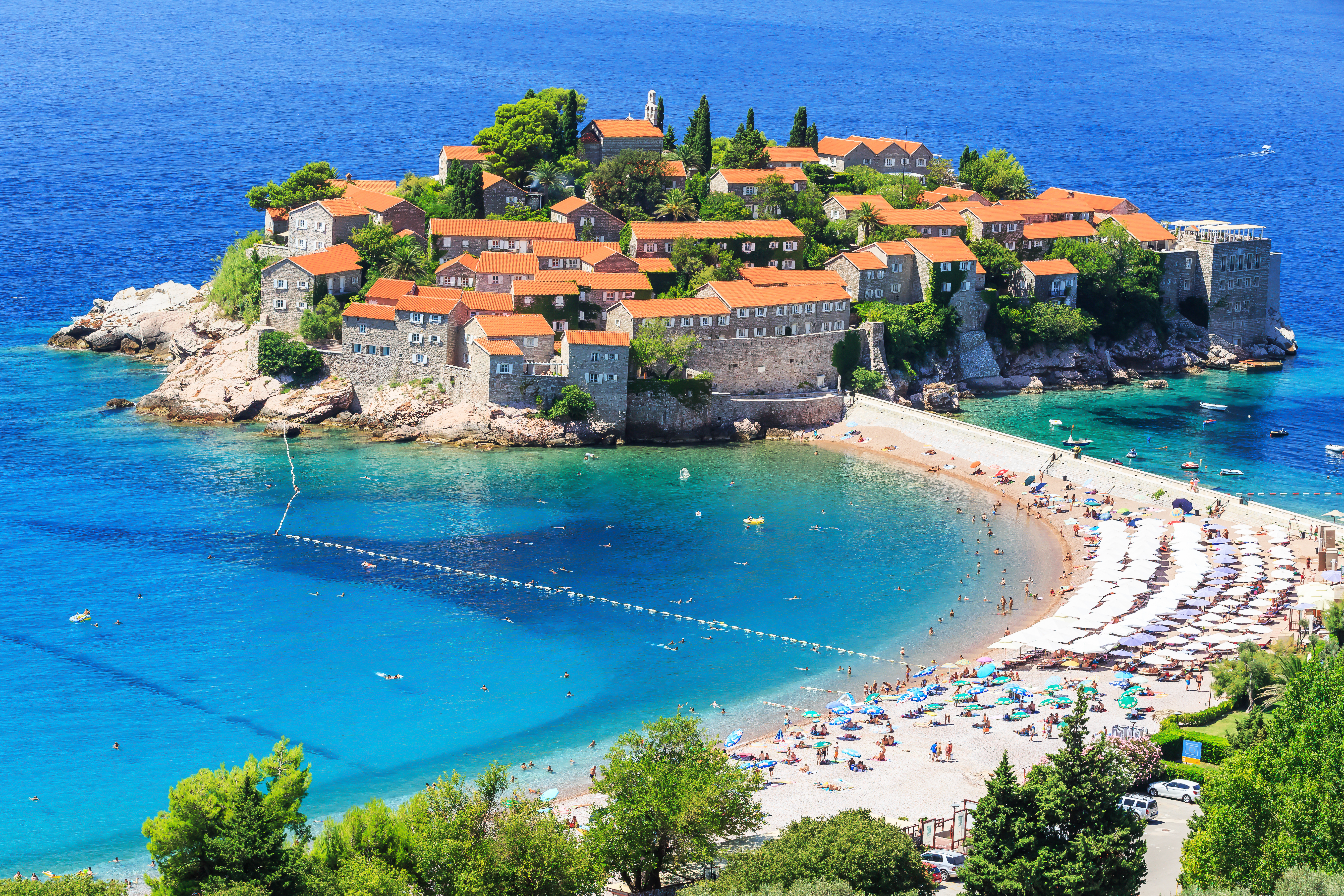 Sveti Stefan ø-resort i Montenegro med turkis strand og middelalderlige stenbygninger