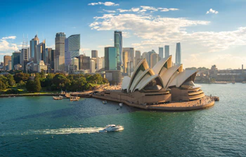 Luftfoto af Sydney Operahus og byens skyline med havnefront i New South Wales, Australien