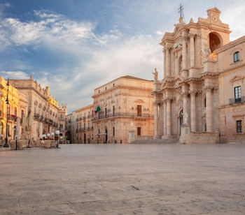 Syracusas imponerende katedral ved solopgang med barokfacader i det historiske centrum af Ortigia, Sicilien. En af højdepunkterne på vores rundrejse til Klassiske Sicilien.