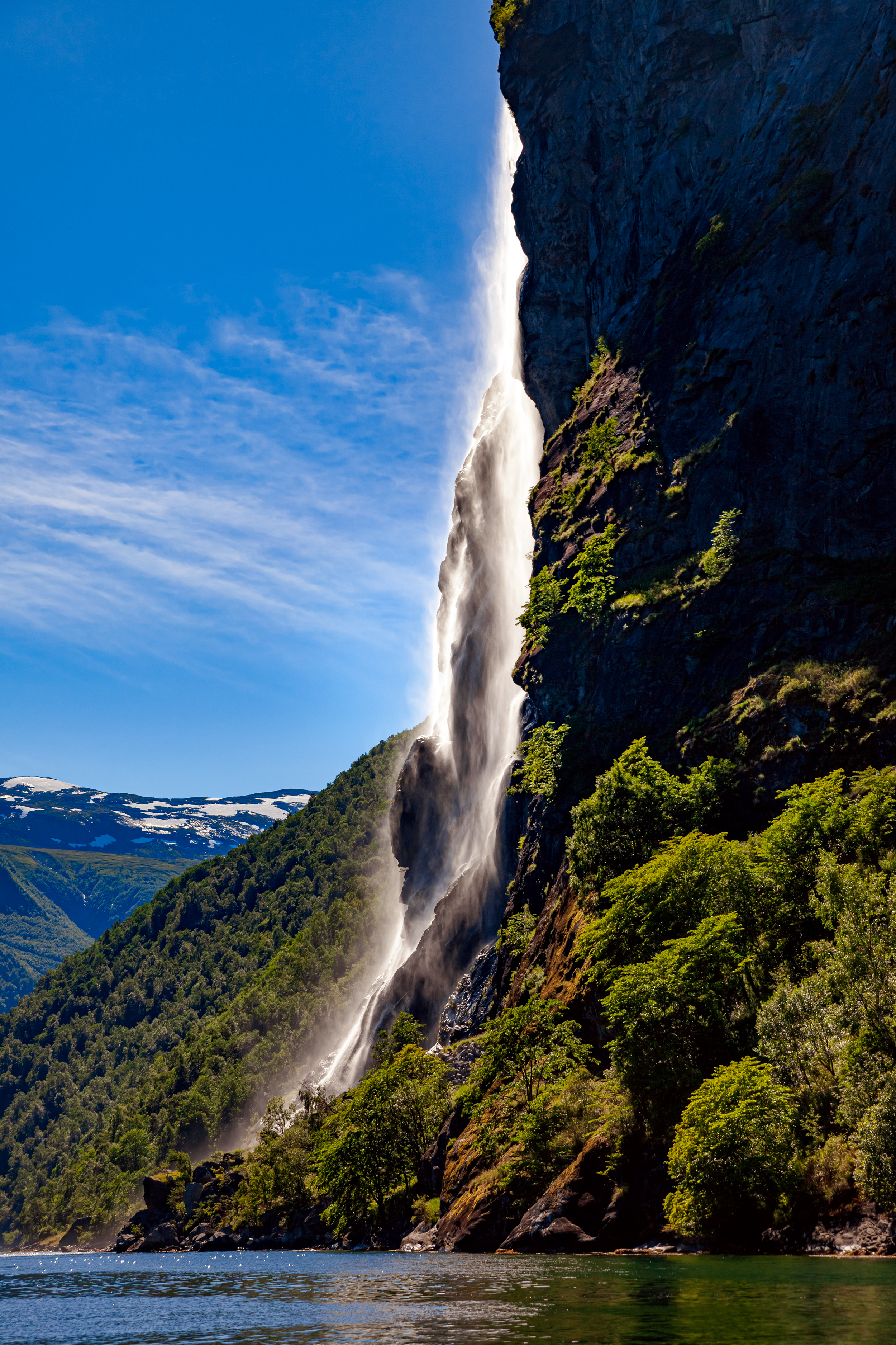 Spektakulært Syv Søstre vandfald styrtende ned fra klipper i Geirangerfjord Norge