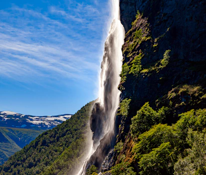 Spektakulært Syv Søstre vandfald styrtende ned fra klipper i Geirangerfjord Norge