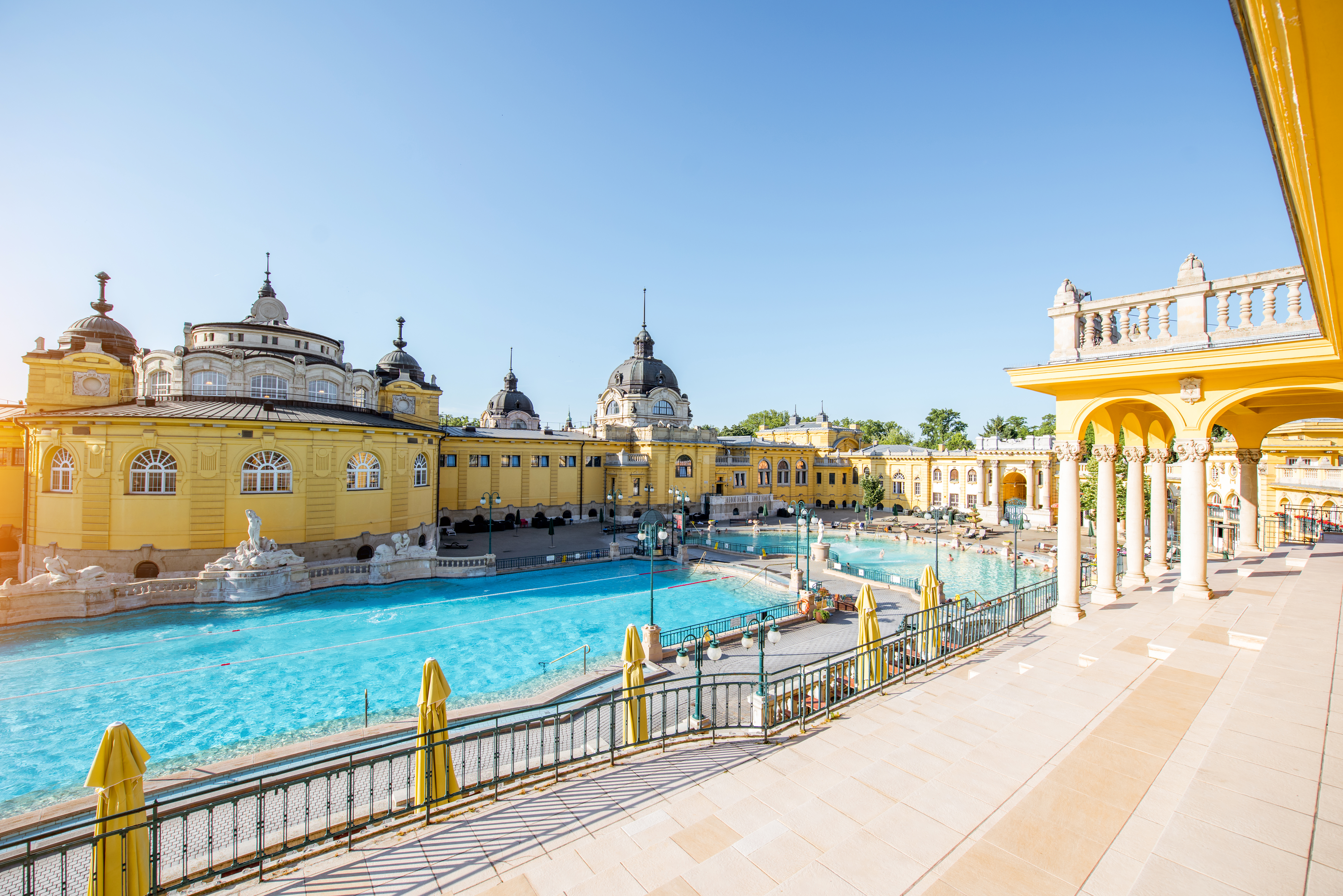 Szechenyi termalbad med udendørs pools og gul barok arkitektur i Budapest Ungarn