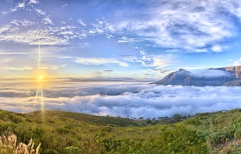 Table Mountain i Cape Town med Lions Head og Twelve Apostles bjergene - populær vandringsrute for både lokale og turister i Sydafrika