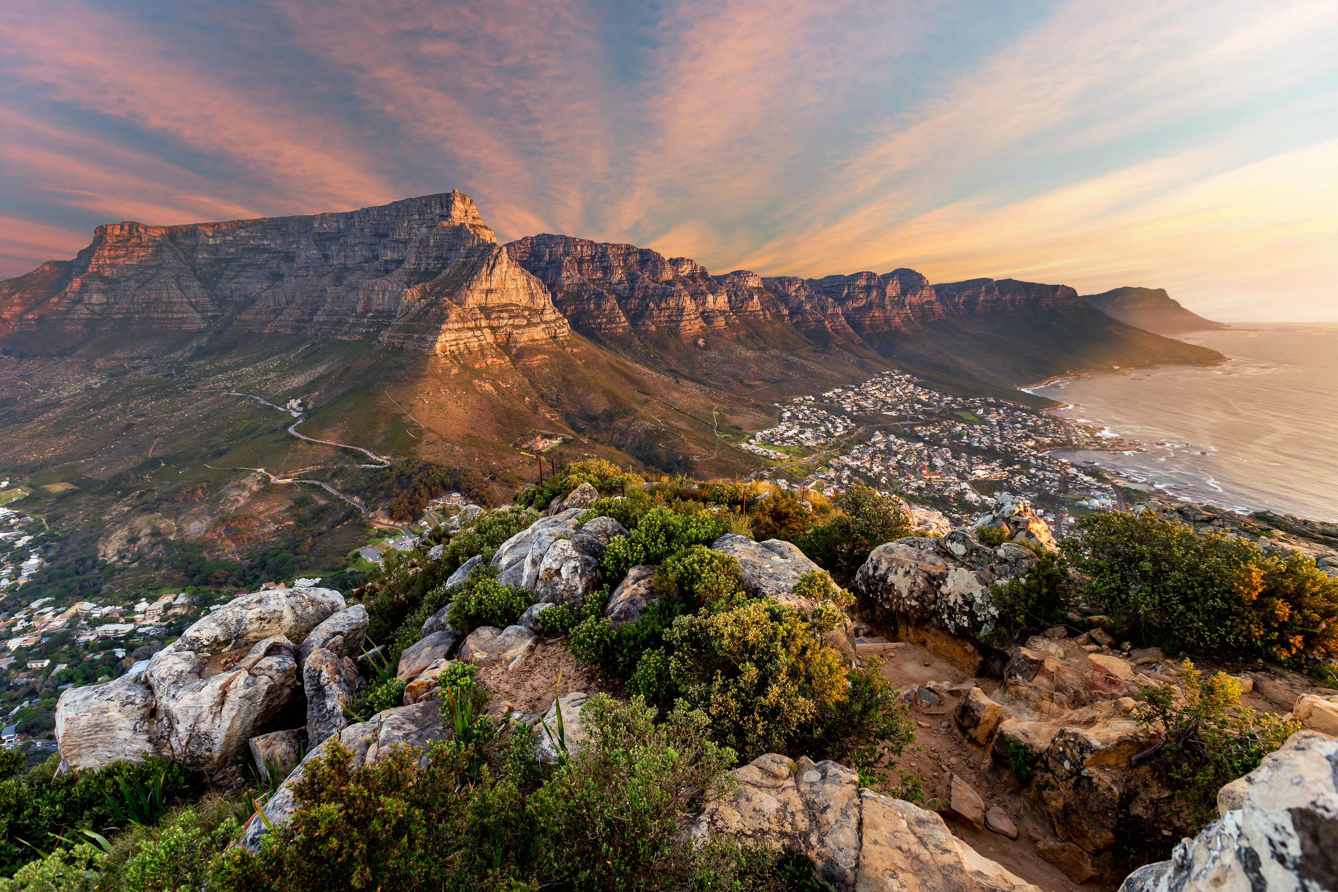 Spektakulær solnedgang over Table Mountain og Cape Town kystlinje set fra Lion's Head udsigtspunkt i Sydafrika