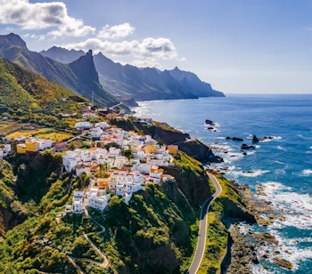 Panoramaudsigt over den idylliske landsby Taganana omgivet af grønne bjerge og Atlanterhavets azurblå vand på Tenerife