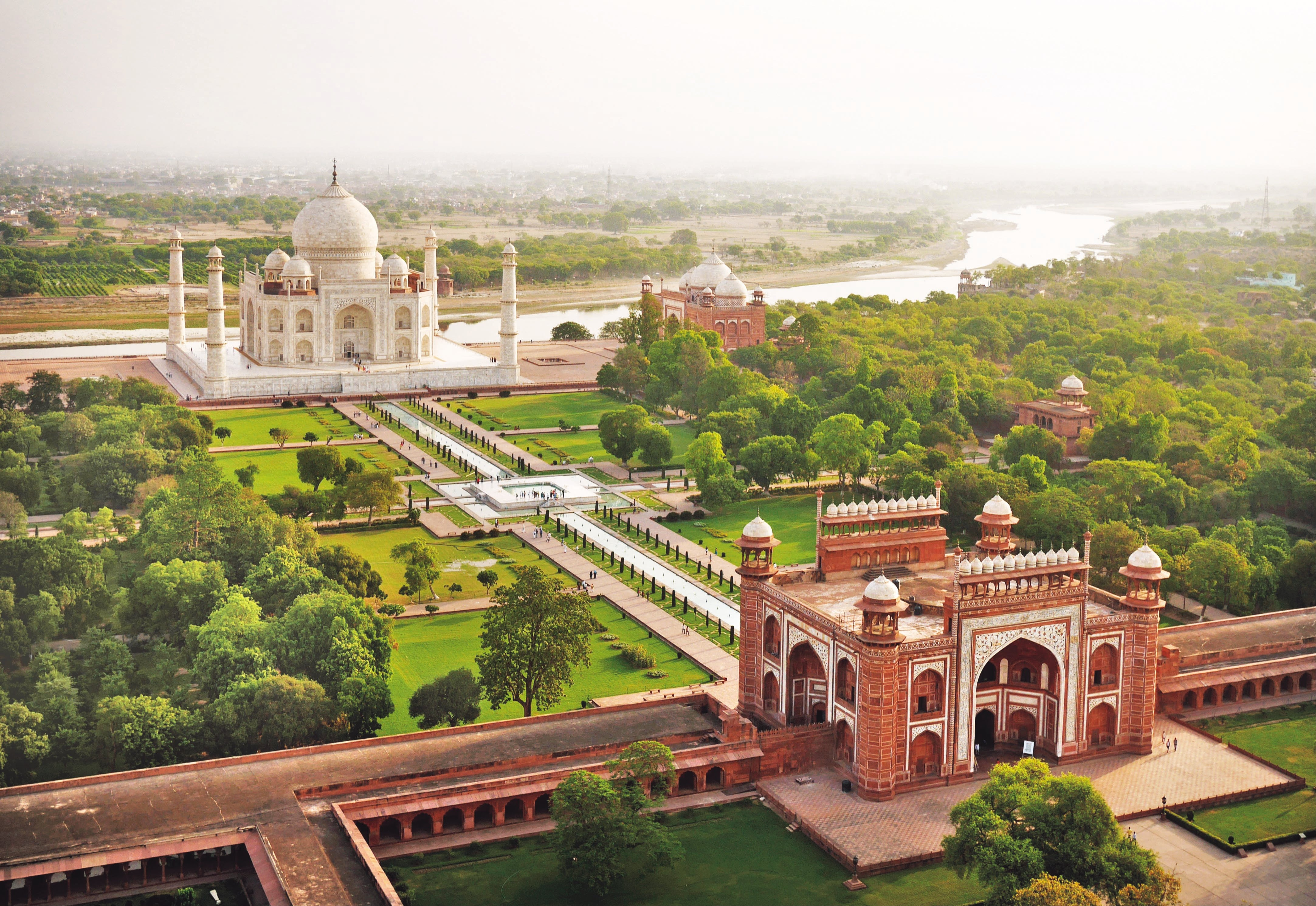 Luftfoto af Taj Mahal i Agra, Indien med rød sandstensport og Yamuna-floden i baggrunden