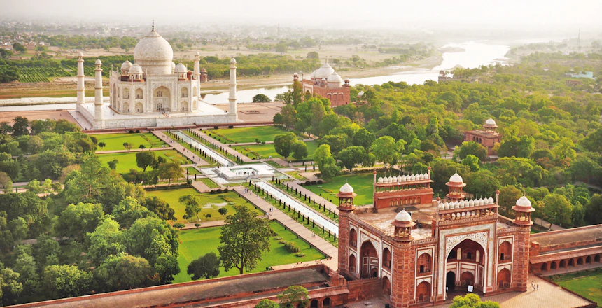 Luftfoto af Taj Mahal i Agra, Indien med rød sandstensport og Yamuna-floden i baggrunden