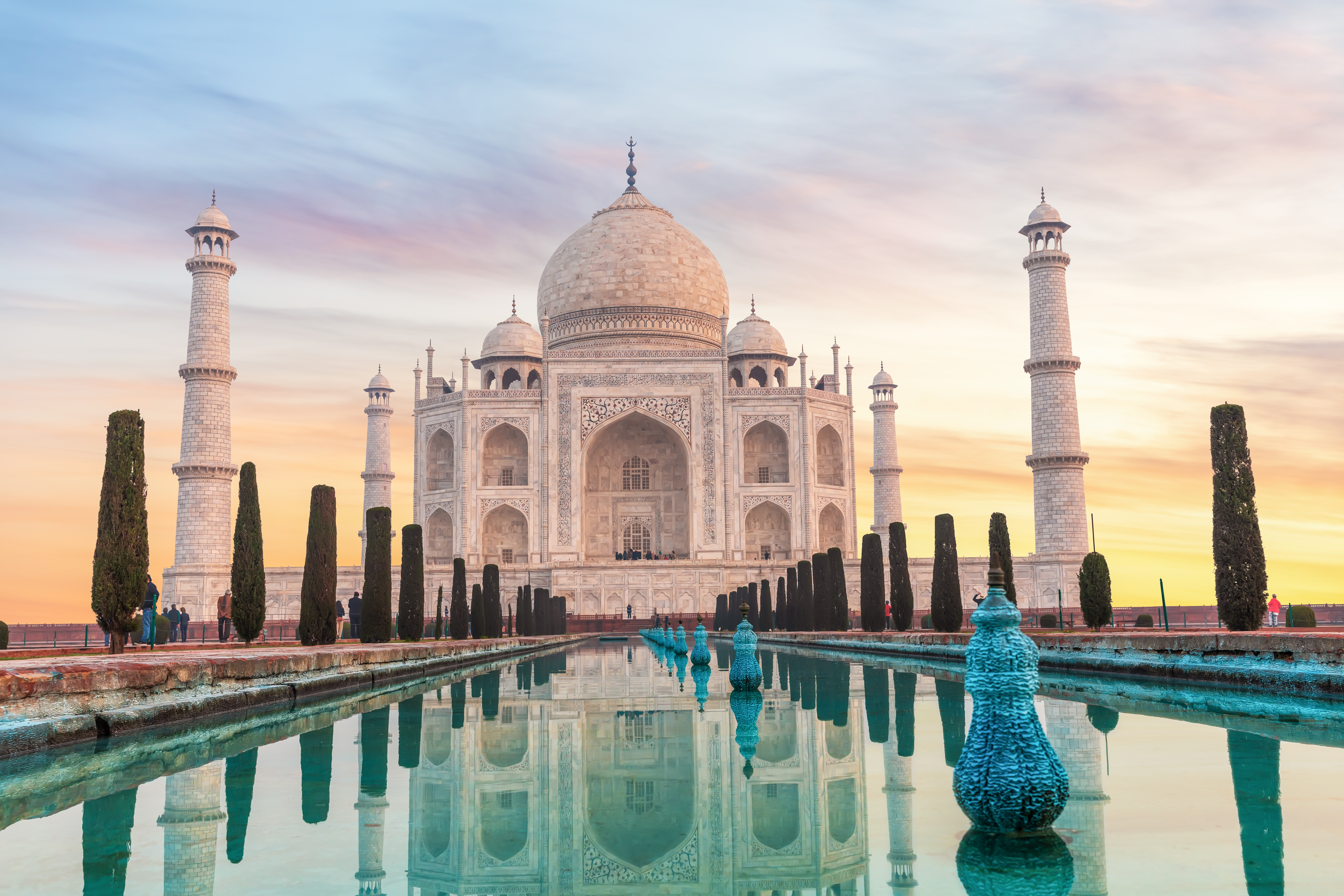 Taj Mahal ved solnedgang med refleksion i vandbassin i Agra Indien