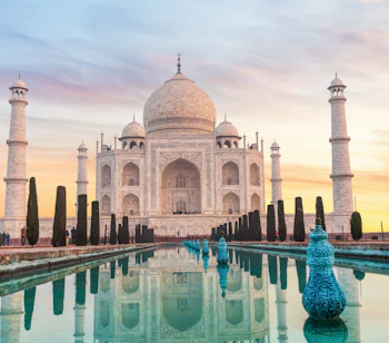 Taj Mahal ved solnedgang med refleksion i vandbassin i Agra Indien