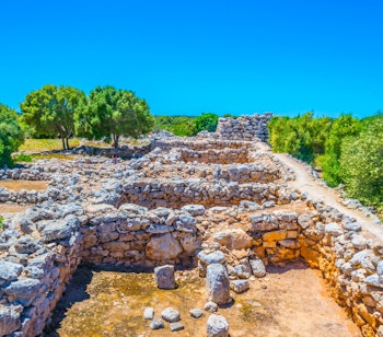 Imponerende stenruiner fra Talayot Capocorb Vell, et forhistorisk arkæologisk område på Mallorca med autentiske talayotiske strukturer