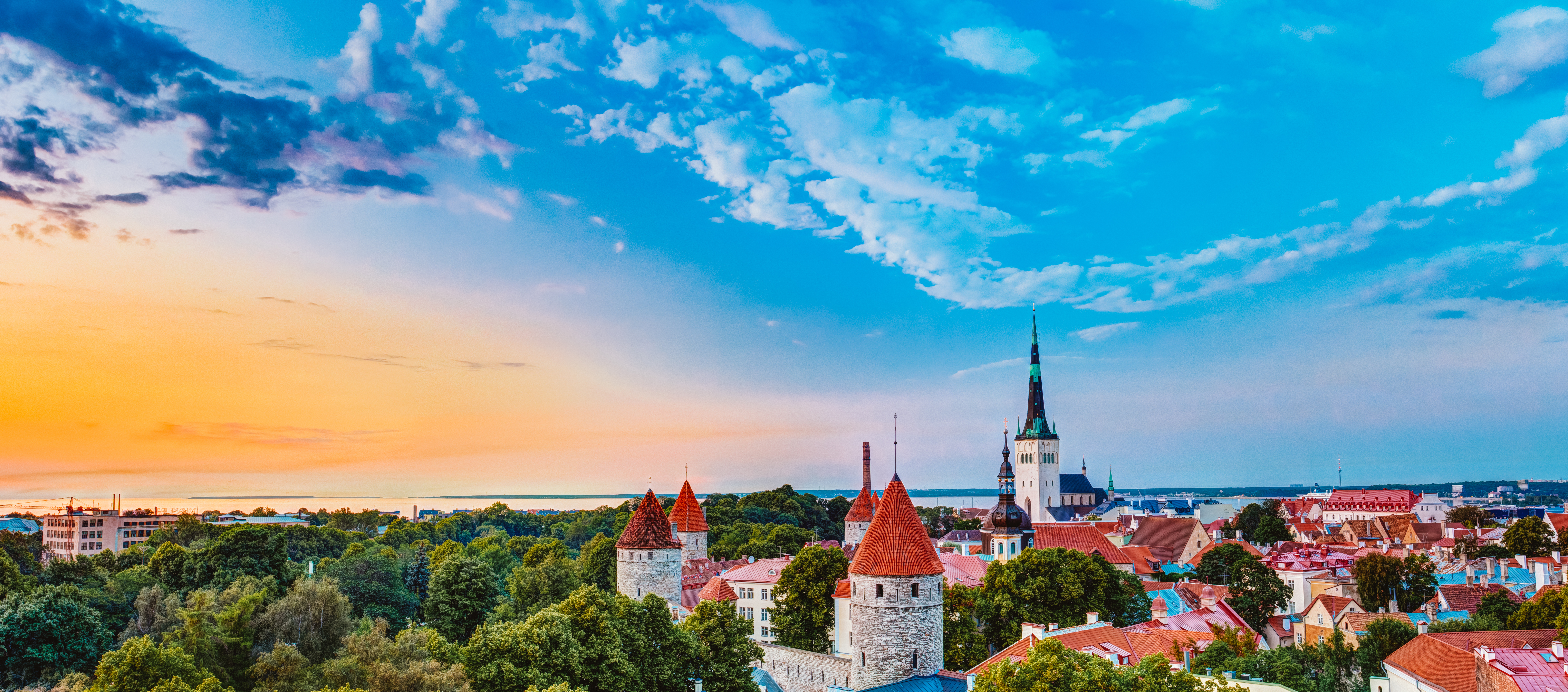 Tallinn gamle by med middelalderlige tårne og kirker ved solnedgang