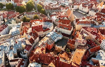 Fascinerende luftfoto af Tallinns historiske gamle bydel med dens karakteristiske røde tage, middelalderlige kirketårne og velbevarede bymure i Estlands smukke hovedstad