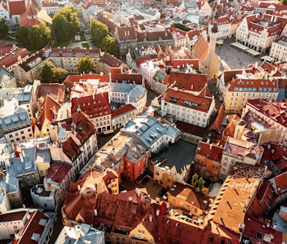 Fascinerende luftfoto af Tallinns historiske gamle bydel med dens karakteristiske røde tage, middelalderlige kirketårne og velbevarede bymure i Estlands smukke hovedstad