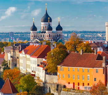Smuk efteraarsudsigt over Tallinns gamle by med Alexander Nevsky Katedral og middelalderlige taarne