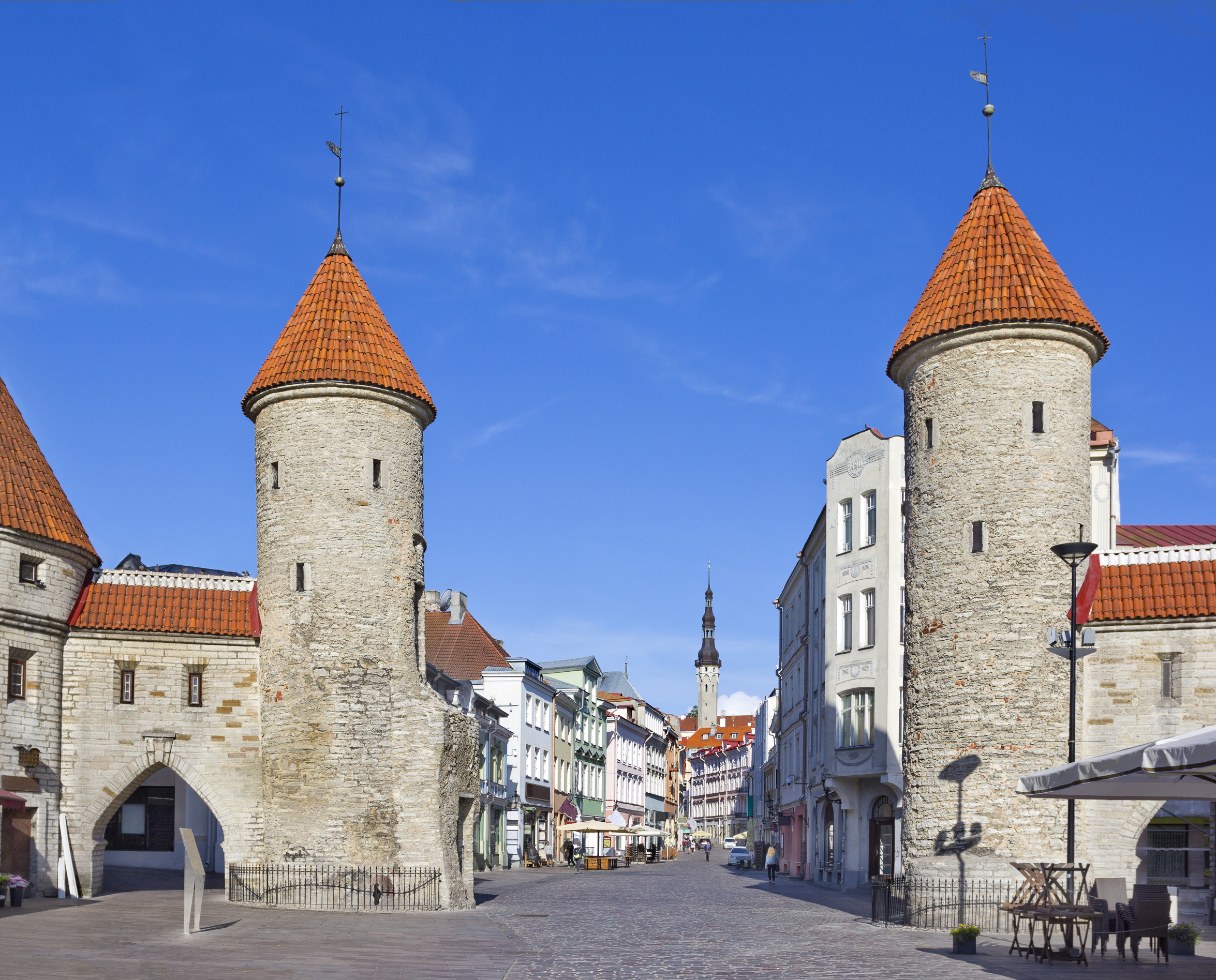 Historiske Viru Port tårne og middelalderlige stenmure i Tallinns gamle bydel, Estland med traditionel arkitektur