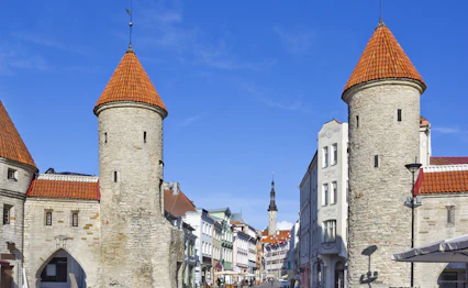 Historiske Viru Port tårne og middelalderlige stenmure i Tallinns gamle bydel, Estland med traditionel arkitektur