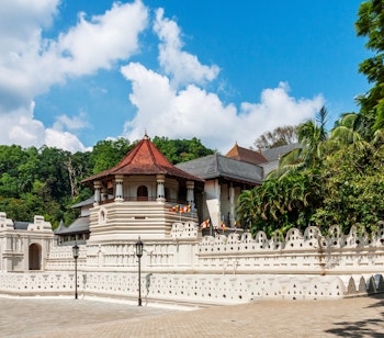 Det hellige Tandens Tempel (Sri Dalada Maligawa) i Kandy, Sri Lanka - et historisk buddhistisk tempel og UNESCO verdensarvssted, der huser Buddhas tandrelikvie