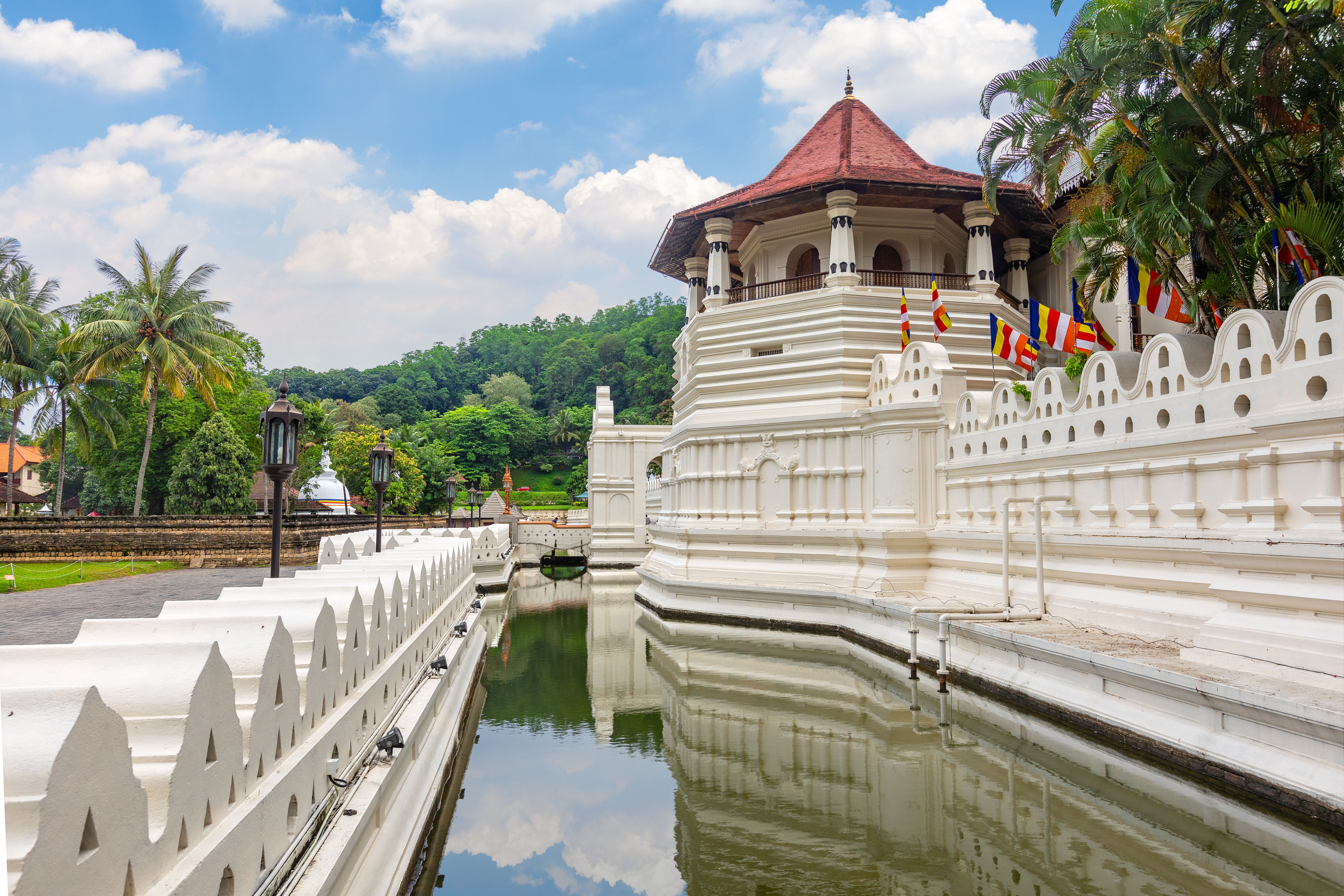 Det hellige Tandtempel (Sri Dalada Maligawa) i Kandy, Sri Lanka - et UNESCO verdensarvssted og vigtigt buddhistisk pilgrimsmål