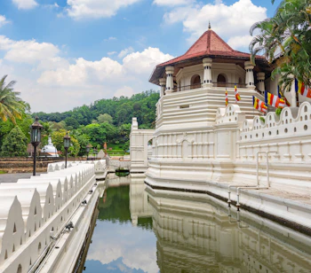 Det hellige Tandtempel (Sri Dalada Maligawa) i Kandy, Sri Lanka - et UNESCO verdensarvssted og vigtigt buddhistisk pilgrimsmål