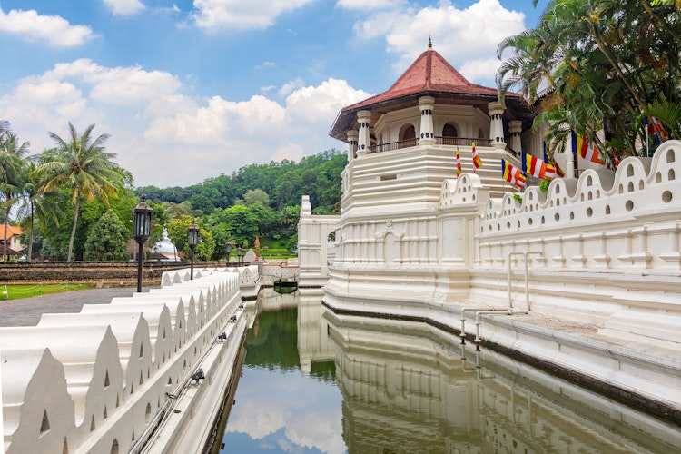Det hellige Tandtempel (Sri Dalada Maligawa) i Kandy, Sri Lanka - et UNESCO verdensarvssted og vigtigt buddhistisk pilgrimsmål