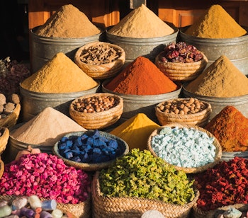 Farverige krydderibjerge på Grand Socco-markedet i Tangers medina med safran, paprika og spidskommen i traditionelle kegleformede bunker